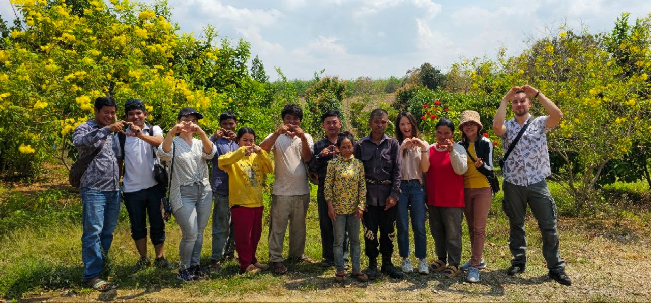 Equipe de fermiers Cambodgien participant à l'élaboration de nos fruits séchés au sein de l'entreprise familiale MISOTA